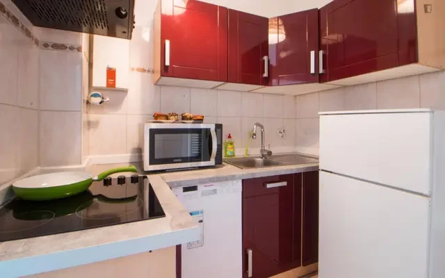 Single bed in bunk bed in neat double bedroom in Neukölln 4
