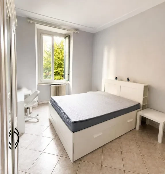 Single Bedroom in a 2-Bedroom Apartment in Turin
