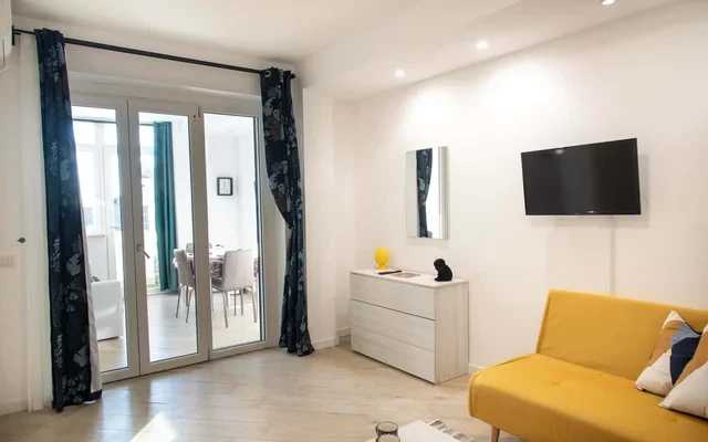 COZY APARTMENT (up to 4) with LIVING AREA, DOUBLE BEDROOM, lovely balcony, 15 min to ROME-DOWNTOWN #R10 4
