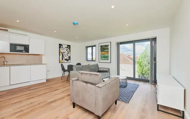 Hendon Way, London, NW4 3LY 2