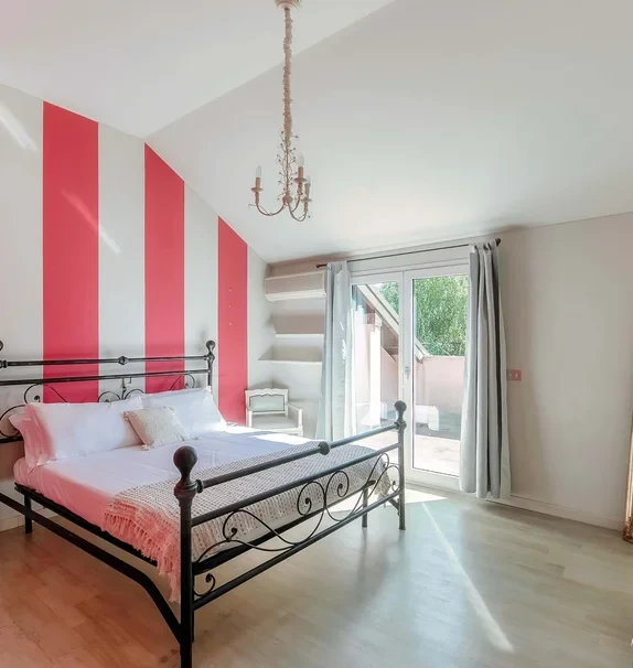 VILLA MARTA - Villa moderna con 4 camere e giardino tra le colline sopra Como