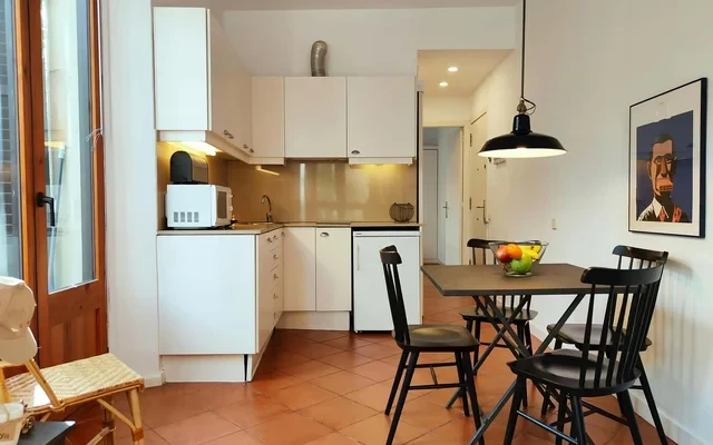 Sun-filled, comfy & central. Views of La Rambla.RJ 2