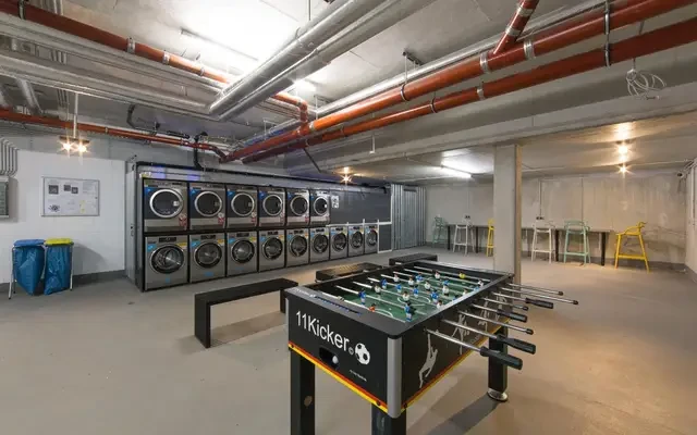 Single bedroom in 4-bedroom apartment 1