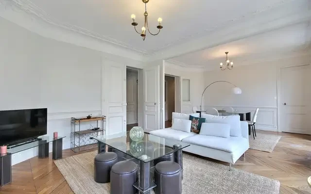 Rue Mederic 4