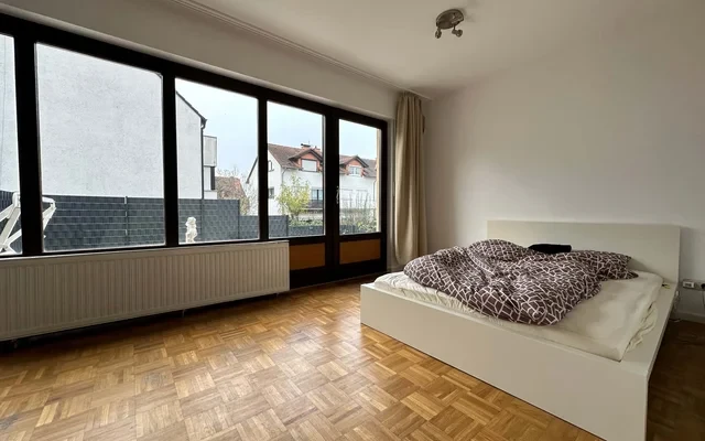 Großes Möbliertes WG Zimmer in EFH 2