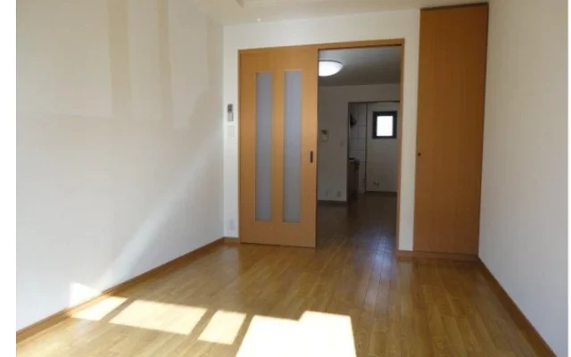 Pure Town, Room 102 3