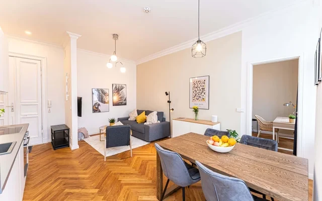 Urbaner Luxus: Neu renovierte 3-Zimmer-Wohnung im Kollwitzkiez 1