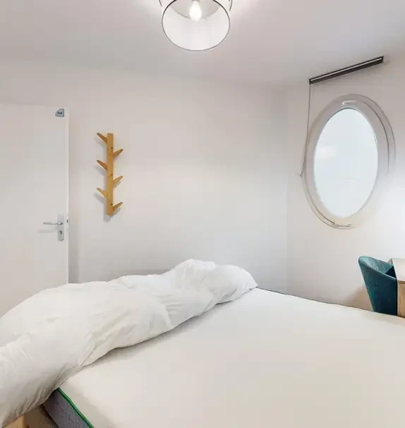 Neat little double bedroom in Bezons