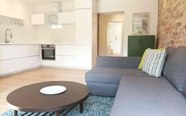 A beautiful, newly renovated 2 rooms apartment, 30 seconds away from Goerlitzer Park 3