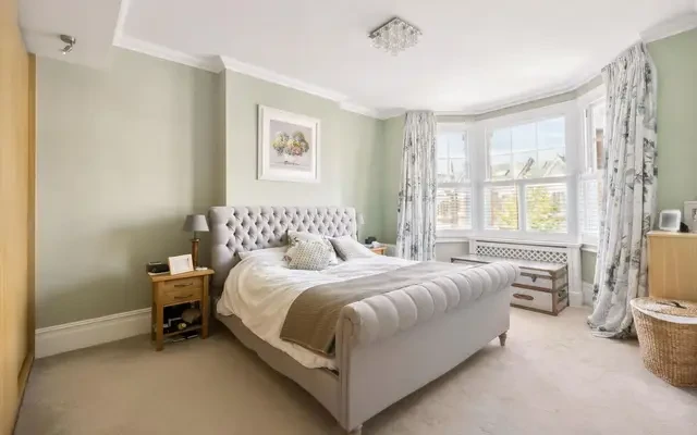 Crediton Road, London, NW10. NW10 3DT 4