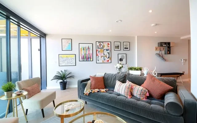 LH-UNCLE Elephant & Castle 1