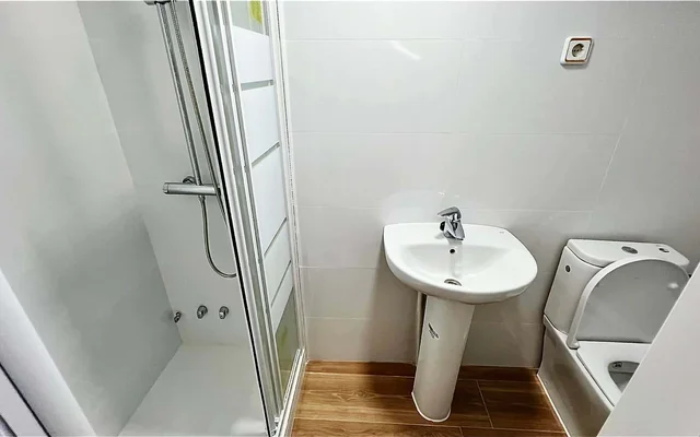 Apartment in Calle de Roma, Madrid for 330 m² with 8 bedrooms 1
