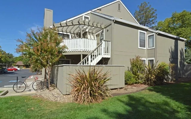 Eastlake Apartments & Townhomes 3