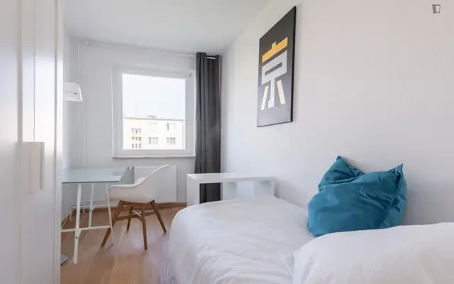 Comfy single bedroom in shared apartment 1