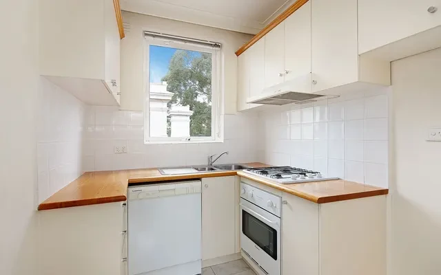 4/85 Merton Street, Albert Park 1
