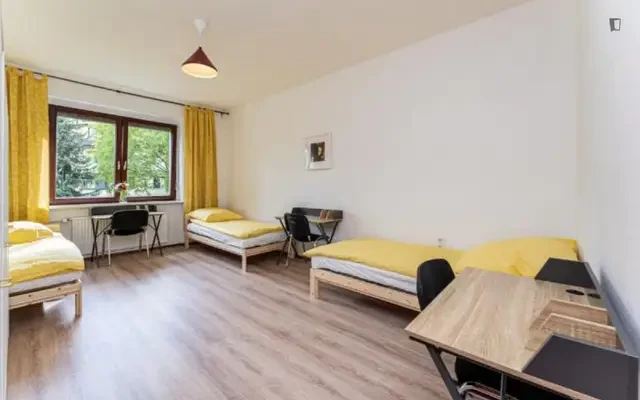 Bed in a large triple bedroom, near Tempelhofer Feld 3