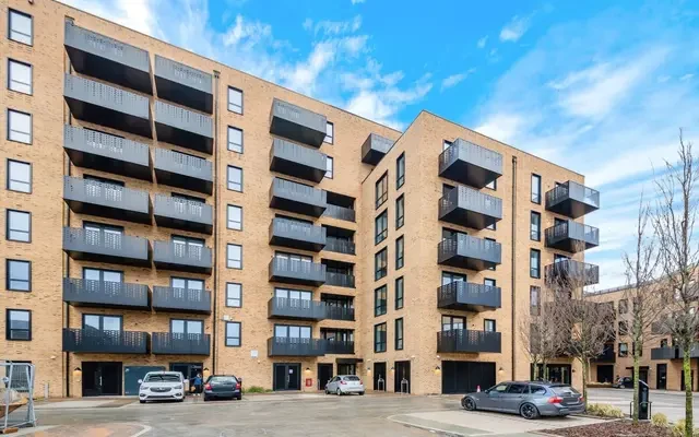 Middle Road, London, W7 3FS 1
