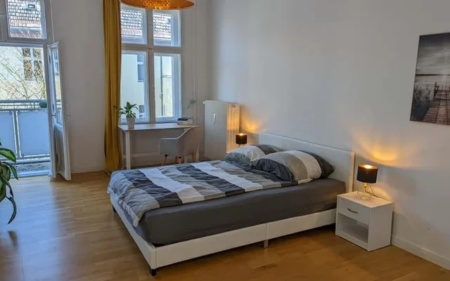 Chloe - Helle & charmante Dreizimmer-Altbau-Wohnung mit Balkon in Schoeneberg 4