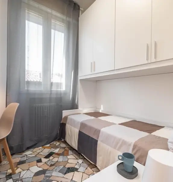 Homely single bedroom in Padua