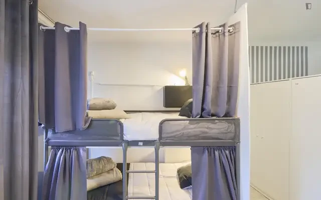 Bed in neat quadruple bedroom near Odivelas metro station - 리스본 학생 숙소 - Quadruple bedroom