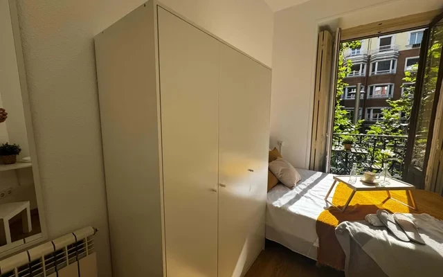 Apartment in Plaza Olavide, 6 bedrooms with 3 balconies on the 5th floor (3H0) 1