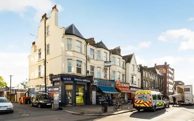 High Road, London, N12 9RT 4
