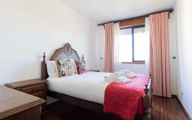 Spacious 3-Bedroom Apartment on Rua Alfredo Keil, Porto 3