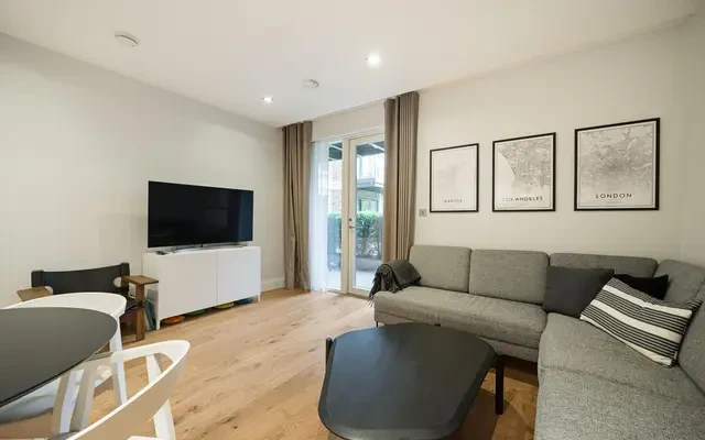 Flat 63 Renaissance Square Apartments, Palladian Gardens, London, W4 2DZ 4