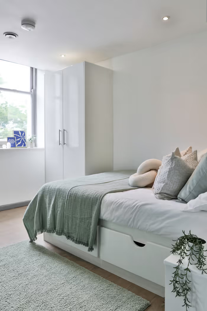 Classic 2 Bed Apartment - Shared Bathroom