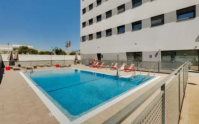 Livensa Living Málaga Feria - alloggio per studenti a Málaga - piscina