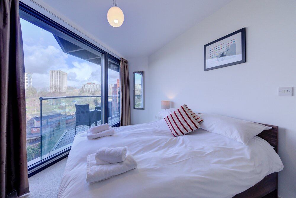 2 Bed Apartment with Balcony