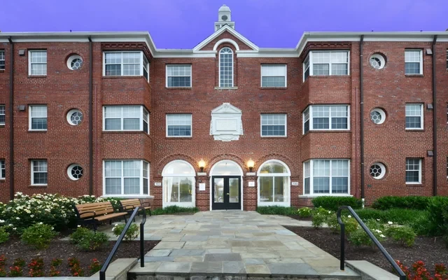 Sheffield Court apartments - Arlington student accommodation