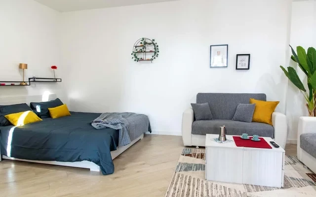 COZY APARTMENT (up to 4) with separated LIVING AREA (or second room) and PVT GARDEN, 15 min to ROME-DOWNTOWN #R9 2