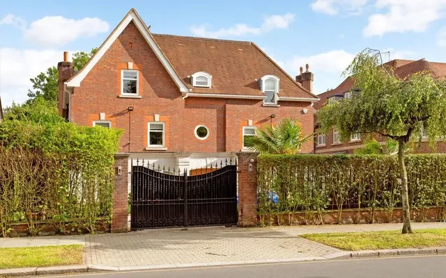 The Bishops Avenue, Hampstead Garden Suburb, N2 0AP 0