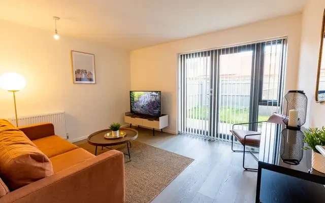 3 bed townhouse with parking onsite 1