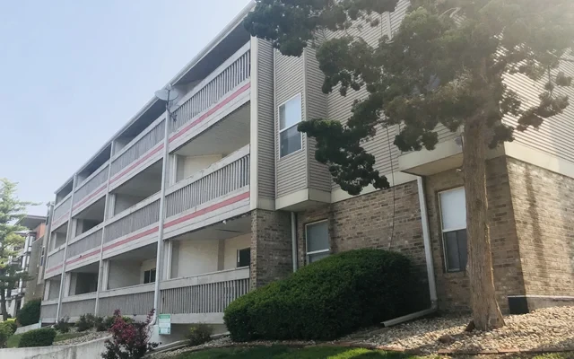 48 E John, Champaign, IL 61820 2