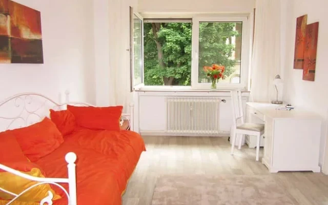 Beautiful quiet full serviced flat - excellent location 1