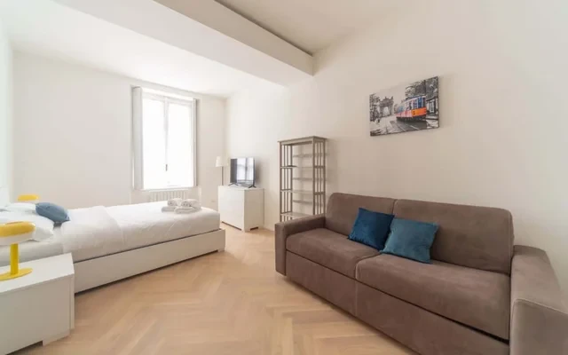Charming 2-Bedroom Apartment in Milanese Building 3