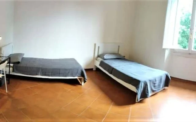 Stanza condivisa in Viale Dei Mille 32 - alloggio per studenti a Firenze - Shared Room