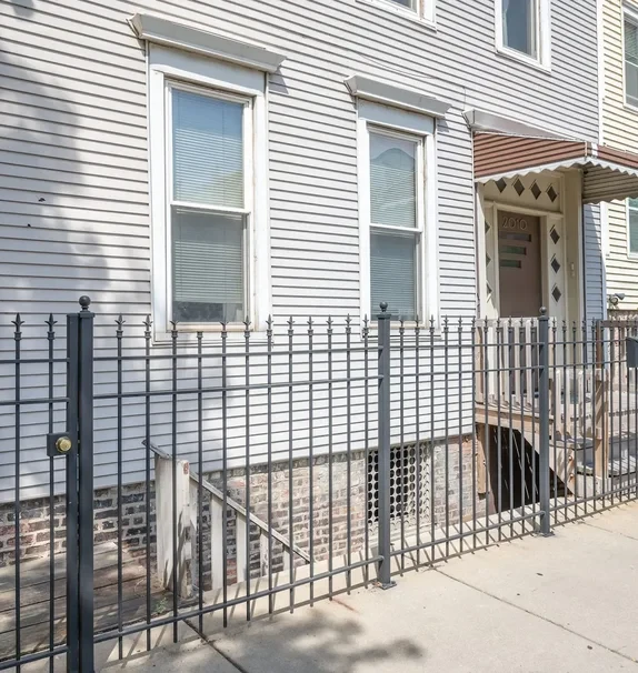 2010 S Loomis Street
