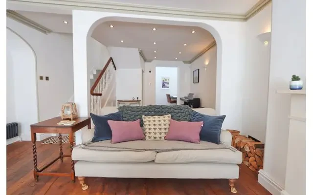 Princess Victoria Street, BS8 4DB 4