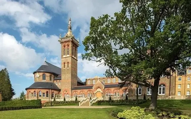 Holborn Close, London, NW7 4AZ 2