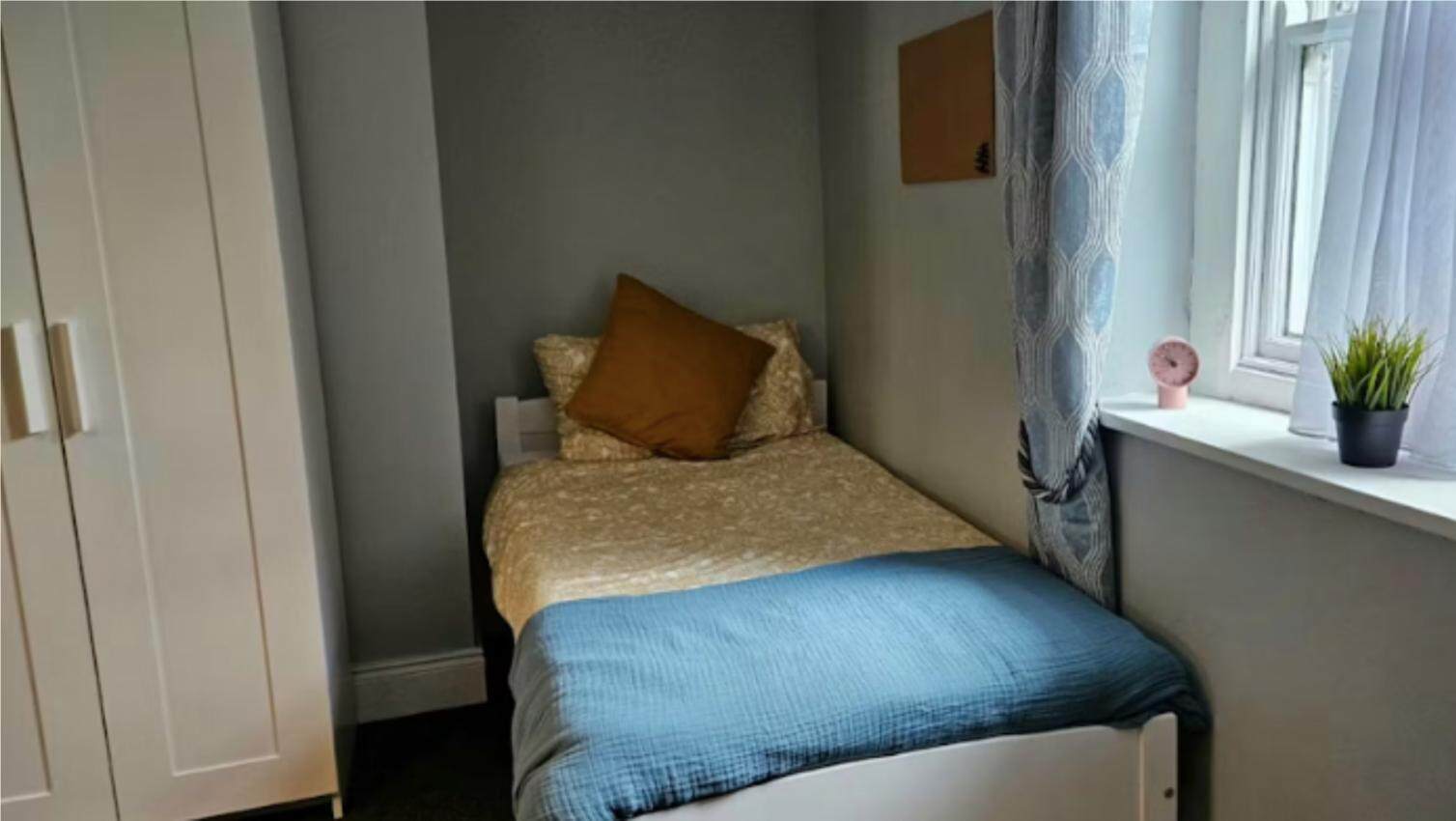 Bed in a comfy twin bedroom, near the Broadstone-University train station