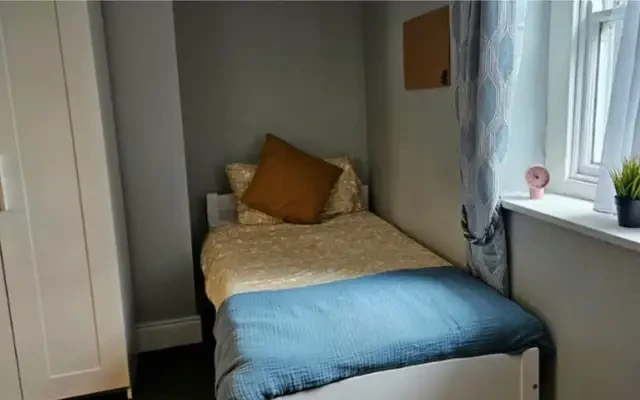 Bed in a comfy twin bedroom, near the Broadstone-University train station - ダブリンの学生向け宿泊施設