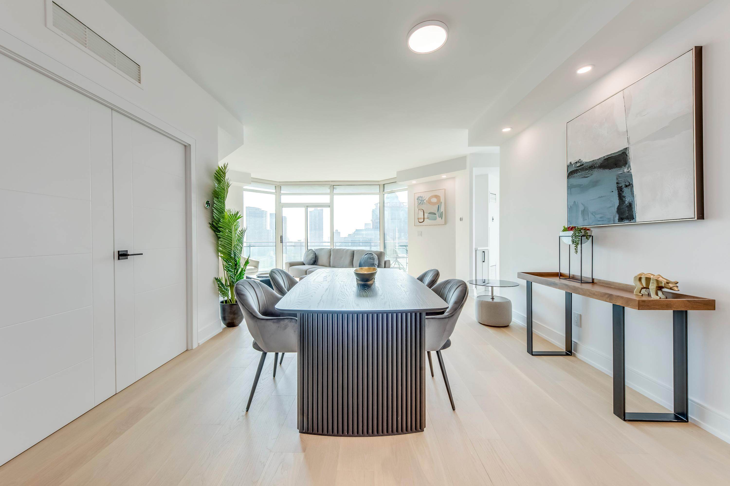 300 bloor st e 2