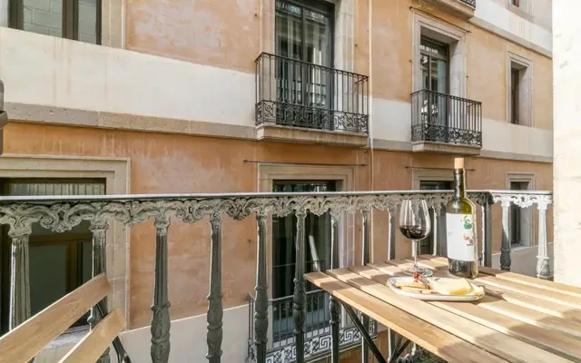 Lovely 1-bedroom apartment near the popular Plaça Reial 0