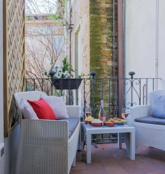 Apartment with Balcony in the Heart of Lucca