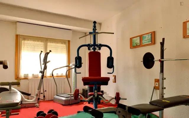 Single bedroom in a 5 bedroom apartment (2B) 4