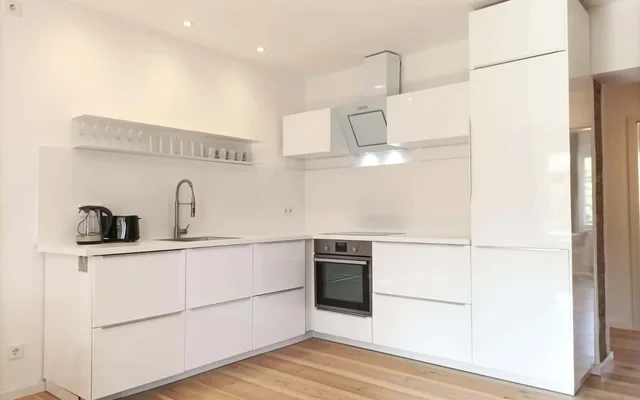 A beautiful, newly renovated 2 rooms apartment, 30 seconds away from Goerlitzer Park 4