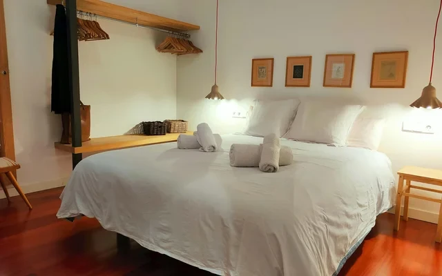 FS2 - ample 2 bedr apartm close to Hospital Clinic 3